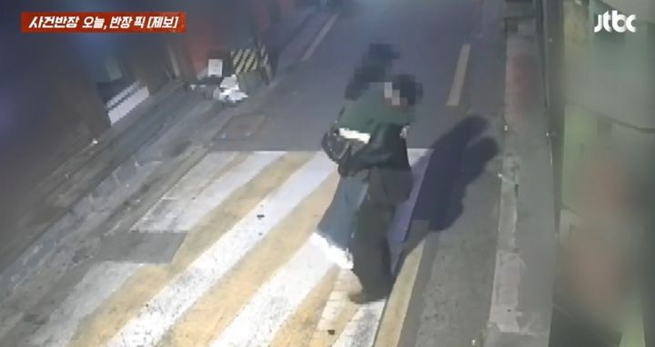 [서울=뉴시스] 서울 중랑구에서 여성을 끌어안다가 넘어져 유리가 깨지는 사건이 발생했다.(사진=JTBC 사건반장 갈무리) 2025.05.08 *재판매 및 DB 금지