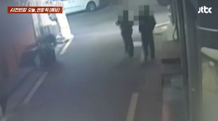 [서울=뉴시스] 서울 중랑구에서 여성을 끌어안다가 넘어져 유리를 부순 후 도주하고 있다.(사진=JTBC 사건반장 갈무리) 2025.05.08 *재판매 및 DB 금지