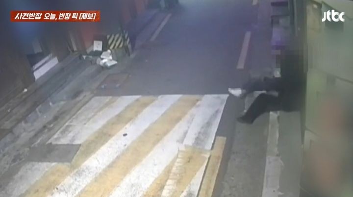 [서울=뉴시스] 서울 중랑구에서 여성을 끌어안다가 넘어져 유리가 깨지는 사건이 발생했다.(사진=JTBC 사건반장 갈무리) 2025.05.08 *재판매 및 DB 금지
