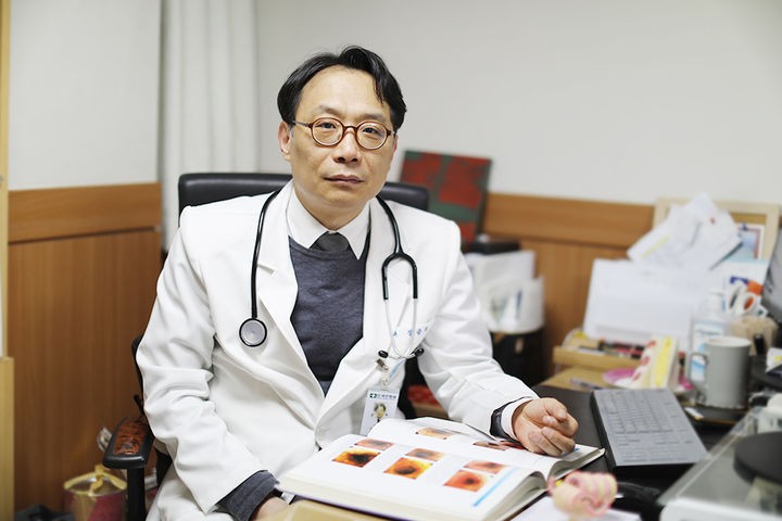 [서울=뉴시스] 8일 의료계에 따르면 폐렴은 감기와 동일한 호흡기 질환이지만 원인과 증상 위험성이 다르다.감기는 대개 1주일 안에 저절로 회복되지만,폐렴은 치료하지 않으면 악화되고 노인과 어린이,기저질환자의 생