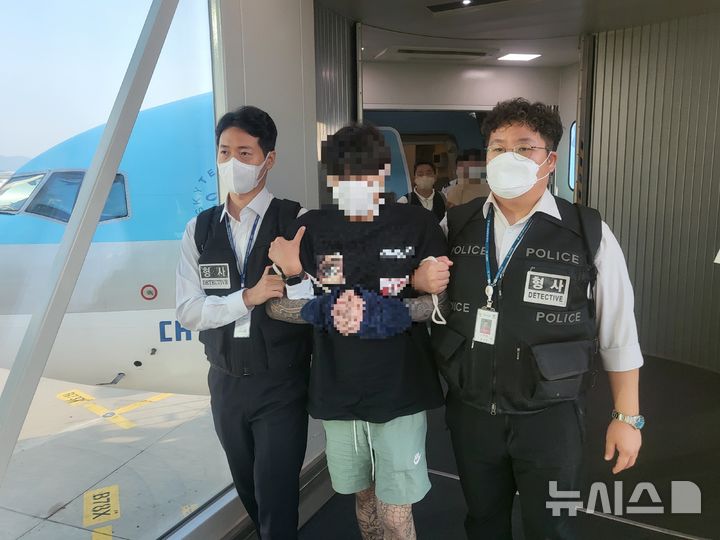 [서울=뉴시스] 송환사진.(사진=서울경찰청 광역수사단 금융범죄수사대 제공) 2025.05.09.
