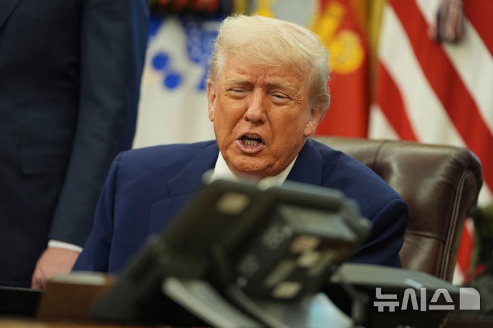 [워싱턴=AP/뉴시스]도널드 트럼프 미국 대통령이 8일(현지 시간) 백악관 집무실에서 영국과의 무역합의를 발표하고 있다.2025.05.09.