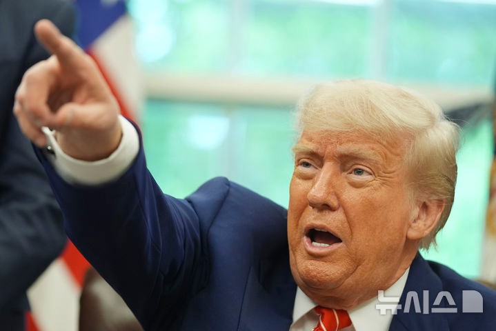 [워싱턴=AP/뉴시스] 8일(현지 시간) NBC 뉴스에 따르면 트럼프는 영국산 자동차에 대한 관세를 기존 27.5%에서 10%로 낮추겠다고 발표한 직후,장난감 제조업체 마텔에 대해선 여전히 높은 관세를 유지하겠단 
