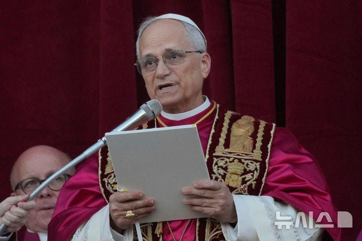 [바티칸=AP/뉴시스] 8일(현지 시간) 제267대 교황으로 선출된 미국의 로버트 프랜시스 프레보스트(69) 추기경이 선출 직후 바티칸 성베드로 대성당 중앙 