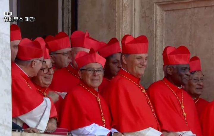 [서울=뉴시스] 제267대 교황으로 미국의 레오 14세가 선출된 가운데 다른 추기경들의 환한 미소가 화제다.(사진=유튜브 