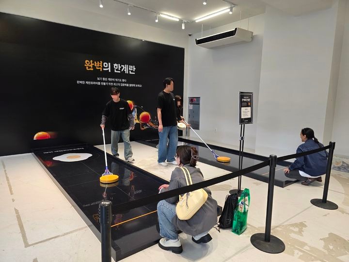 [서울=뉴시스] 이주혜 기자 = 서울 성동구 XYZ 서울에서 열린 '배민 계란프라이데이'에서 방문객들이 게임을 체험하고 있다.2025.05.09.*재판매 및 DB 금지