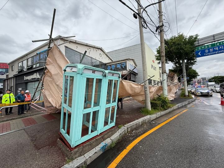 [광주=뉴시스] 9일 오후 광주 북구 용봉동 한 건물 철거 공사현장에서 길이 19m,<a href=