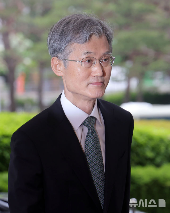 [서울=뉴시스] 홍효식 기자 = 더불어민주당이 이재명 대선 후보의 파기환송 판결 관련 조희대 대법원장에게 자진 사퇴를 공식 요구한 가운데 조 대법원장이 9일 오전 서울 서초구 대법원으로 출근하고 있다.2025.05