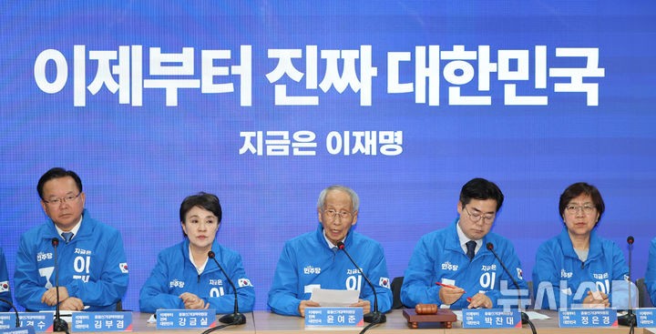 민주 '국힘 단일화 진통'에 "<b>한덕수</b>·<b>김문수</b> 오십보 백보…대선 의미 훼...