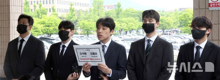 [과천=뉴시스] 김금보 기자 = 이선우 대한 의과대학·의학전문대학원 학생협회 비상대책위원장이 9일 경기 과천시 정부과천청사 민원실 앞에서 교육부 오석환 차관과 김홍순 의대교육지원관을 직권남용권리행사방해죄,강요죄 등