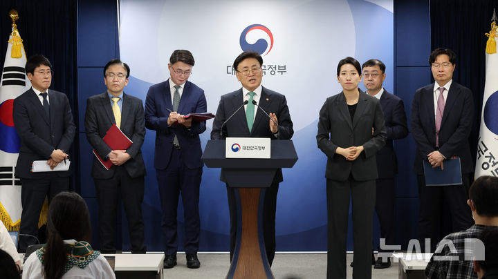 [서울=뉴시스] 김명원 기자 = 유상임 과학기술정보통신부 장관이 9일 오전 서울 종로구 정부서울청사에서 과기정통부 핵심과제 추진현황 브리핑을 하고 있다.2025.05.09.