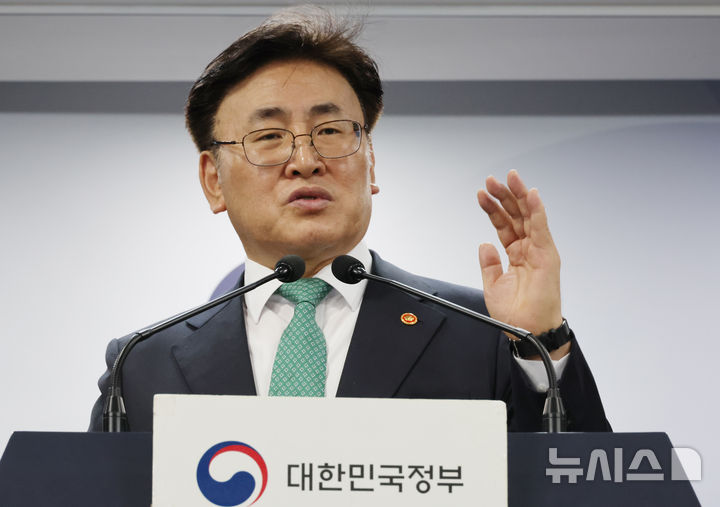[서울=뉴시스] 김명원 기자 = 유상임 과학기술정보통신부 장관이 9일 오전 서울 종로구 정부서울청사에서 과기정통부 핵심과제 추진현황 브리핑을 하고 있다.2025.05.09.