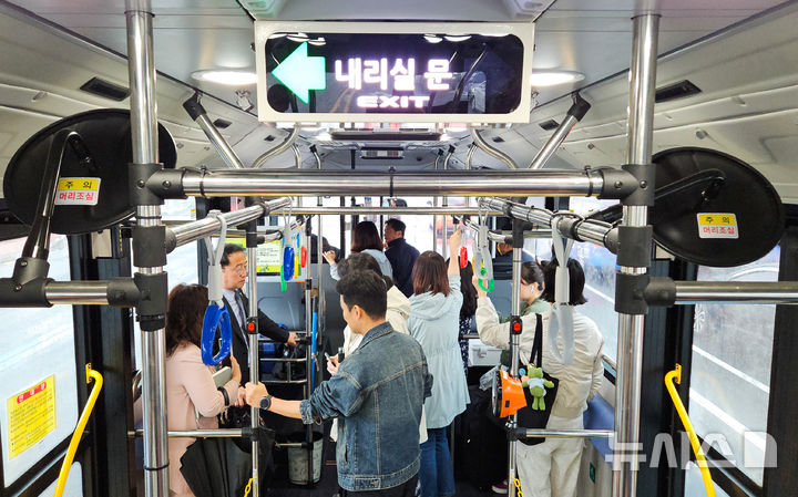 [제주=뉴시스] 우장호 기자 = 국내 최초로 '섬식정류장'을 도입한 제주에서 9일 오전 '제주형 간선급행버스체계(BRT) 고급화 사업'의 서광로 구간이 첫 개통했다.섬식정류장 체제로 운영되는 구간은 광양사거리에서 신