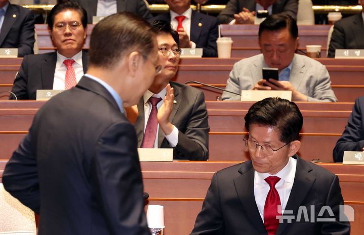 [서울=뉴시스] 조성봉 기자= 김문수 국민의힘 대선후보가 9일 서울 여의도 국회에서 열린 의원총회에서 발언을 마치고 떠나는 권영세 비대위원장을 바라보고 있다.2025.05.09.