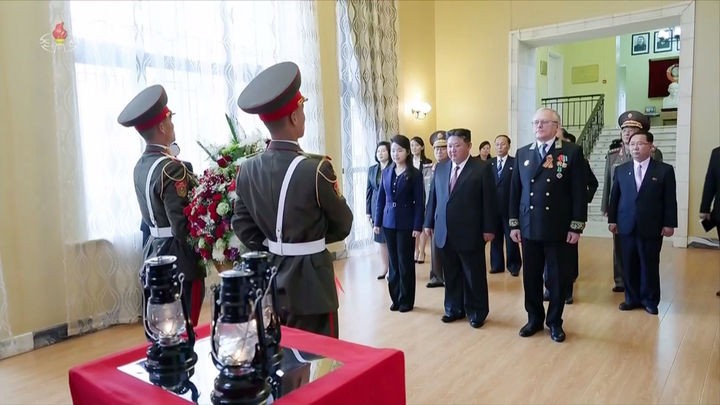 <b>김정은</b>, <b>러시아</b> 전승절 맞아 <b>러시아 대사관 방문</b>