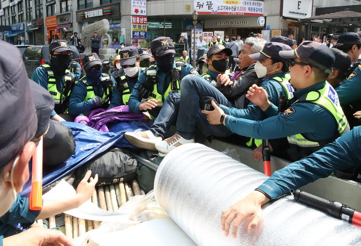 [서울=뉴시스] 지난 2023년 5월 8일 오후 서울 여의도 국민의힘 당사 앞에서 경찰이 10.29이태원참사시민대책회의가 국민의힘의 특별법 제정 참여 촉구 200시간 집중 공동행동 집회를 위해 설치하려는 물품을 제지