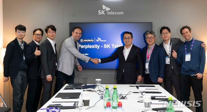 [서울=뉴시스]SK텔레콤은 MWC24에서 글로벌 시장에서 차세대 AI 기업으로 주목 받고 있는 휴메인,퍼플렉시티 등과 PAA(개인형 AI비서) 사업 고도화를 위한 전략적 파트너십을 맺었다고 29일 밝혔다.사진은 