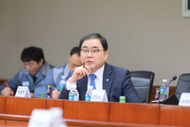 [창원=뉴시스] 강경국 기자 = 5일부터 6일까지 경남 창원·거제 지역을 방문해 조선·철강·기계·가전 등 주요 산업의 현황 점검에 나선 더불어민주당 경제상황점검단 소속 허성무 의원(창원시 성산구).(사진=허성무 의