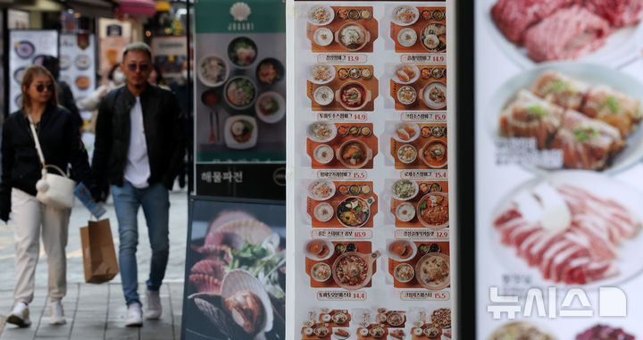 [서울=뉴시스] 추상철 기자 = 6일 오후 서울 중구 명동의 한 음식점 앞에 각종 음식 메뉴가 안내되고 있다.지난달 소비자 물가 조사 결과 외식물가가 식재료비·인건비·임차료·배달앱 수수료 부담 등의 복합적인 요인