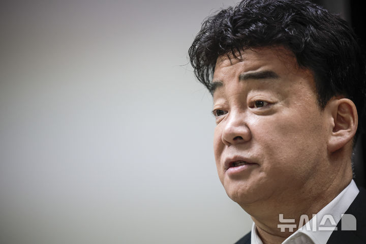 [서울=뉴시스] 정병혁 기자 = 백종원 더본코리아 대표가 28일 서울 서초구의 한 회의공간에서 열린 더본코리아 주주총회에서 취재진의 질문에 답하고 있다.2025.03.28.