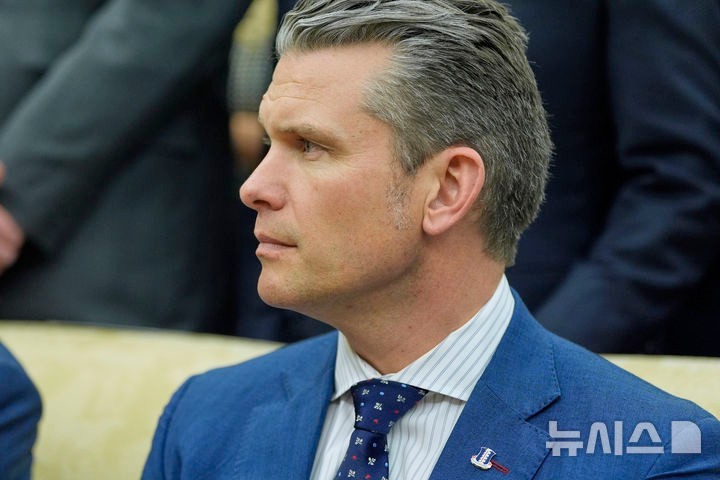 [워싱턴=AP/뉴시스] 피트 헤그세스 미국 국방장관이 지난 지난달 17일(현지 시각) 워싱턴 백악관에서 도널드 트럼프 미국 대통령과 조르자 멜로니 이탈리아 총리의 회담에 배석해 있다.그가 트럼프의 중동순방에 합류하