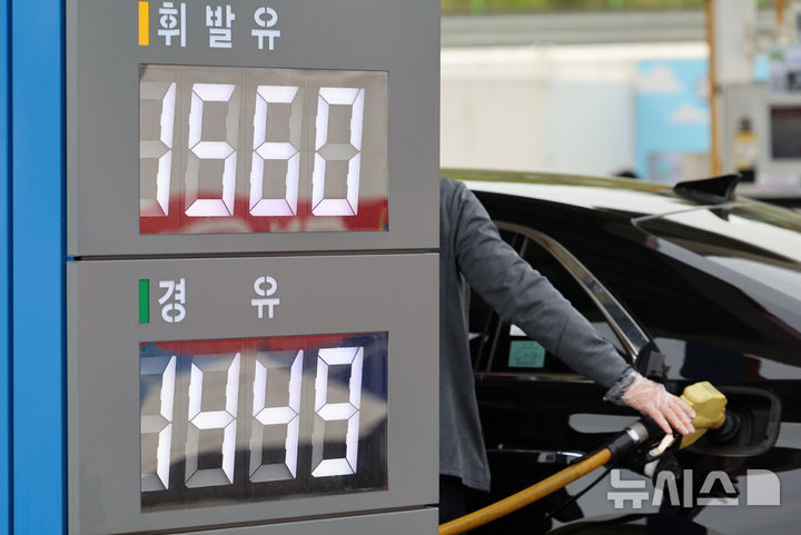 [서울=뉴시스] 김금보 기자 = 27일 서울시내 한 주유소에 기름 판매 가격이 표시돼 있다.2025.04.27.
