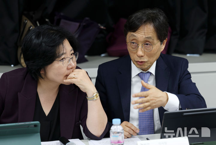 [서울=뉴시스] 홍효식 기자 = 이종태(오른쪽) 한국의과대학·의학전문대학원협회(KAMC) 이사장과 김홍순 교육부 의대교육지원관이 30일 서울 종로구 서울대 치과병원 본관에서 열린 교육부-의대학장 회의에 앞서 대화를 