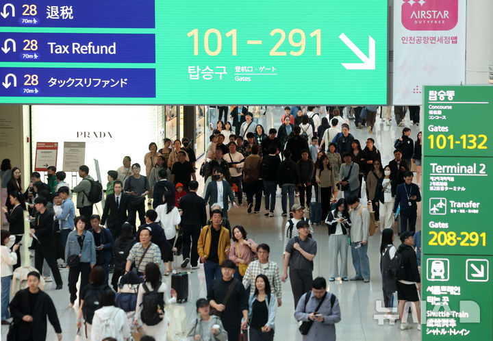 [인천공항=뉴시스] 이영환 기자 = 연휴를 앞둔 2일 오전 서울 인천국제공항 제1여객터미널 출국장 면세구역이 여행객들로 붐비고 있다.2025.05.02.
