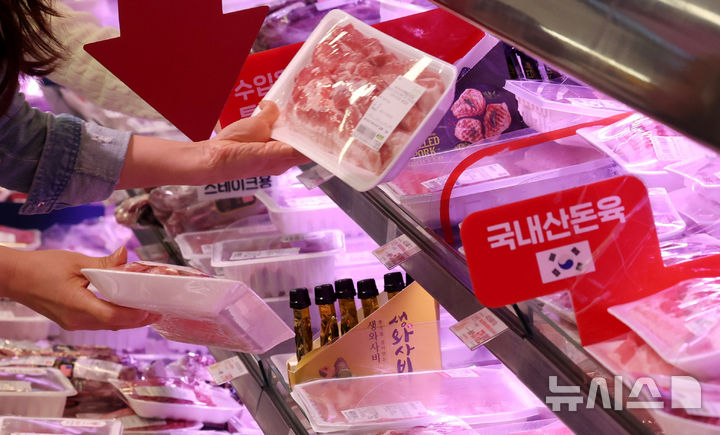 [서울=뉴시스] 추상철 기자 = 2일 오후 서울 시내 한 대형마트에서 시민이 돼지고기를 고르고 있다.2025.05.02.