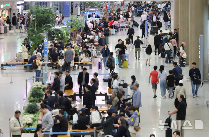 [인천공항=뉴시스] 황준선 기자 = 어린이날 연휴 마지막날인 6일 인천국제공항 1터미널 도착층이 여행객들로 붐비고 있다.2025.05.06.