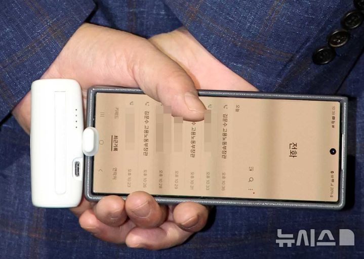 [서울=뉴시스] 김금보 기자 = 권성동 국민의힘 원내대표 6일 오후 서울 관악구 김문수 대선후보의 자택 앞에서 '한덕수 후보와의 단일화' 관련 논의를 위해 김 후보를 기다리고 있다.권 원내대표의 통화목록에 수차례