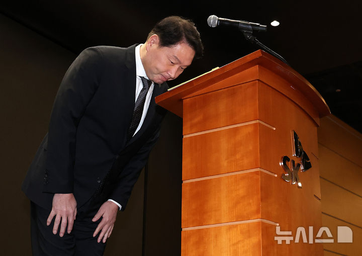 [서울=뉴시스] 이영환 기자 = 최태원 SK그룹 회장이 7일 오전 서울 중구 SK텔레콤 T타워 SUPEX홀에서 SK텔레콤의 해킹 사고와 관련해 대국민 사과를 하고 있다.2025.05.07.20hwan@newsis