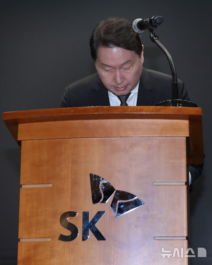 [서울=뉴시스] 이영환 기자 = 최태원 SK그룹 회장이 7일 오전 서울 중구 SK텔레콤 T타워 SUPEX홀에서 SK텔레콤의 해킹 사고와 관련해 대국민 사과를 하고 있다.(공동취재) 2025.05.07.photo@