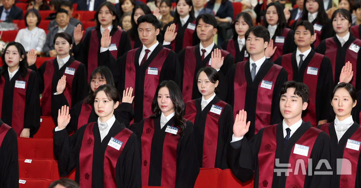 [과천=뉴시스] 이영환 기자 = 7일 오후 경기 과천시 법무부에서 열린 신임검사 임관식에서 신임 검사들이 선서를 하고 있다.2025.05.07.