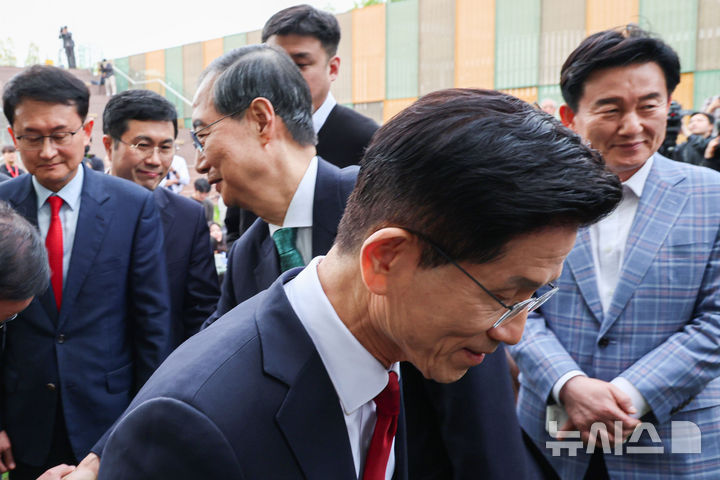 [서울=뉴시스] 권창회 기자 = 김문수 국민의힘 대선 후보와 한덕수 무소속 대선 후보가 8일 서울 여의도 국회 내 카페에서 단일화 관련 회동을 마치고 인사하고 있다.2025.05.08.kch0523@newsis.