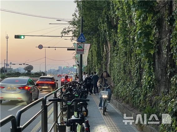 [서울=뉴시스] 강류나 인턴기자=서울 서초구 반포대로 앞 한강공원 입구.자전거·보행자 겸용도로임에도 폭이 좁고 혼잡해 자전거 통행이 사실상 어려운 상태다.2025.05.07