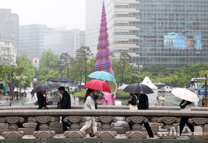 [서울=뉴시스] 김선웅 기자 = 전국에 비가 내린 9일 서울 청계천 인근에서 우산을 쓴 시민들이 길을 걷고 있다.2025.05.09.