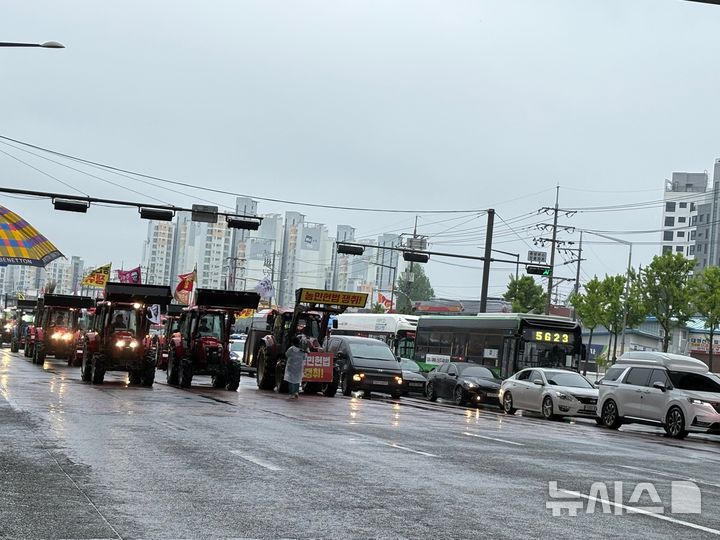 [서울=뉴시스]최은수 기자=10일 낮 12시20분께 전농 측 트랙터 행렬이 경기도 안양시 석수역 북단인 금천구 기아대교 아래 도로에서 서울 진입을 시도하다 경찰에 의해 차단됐다.2025.05.10