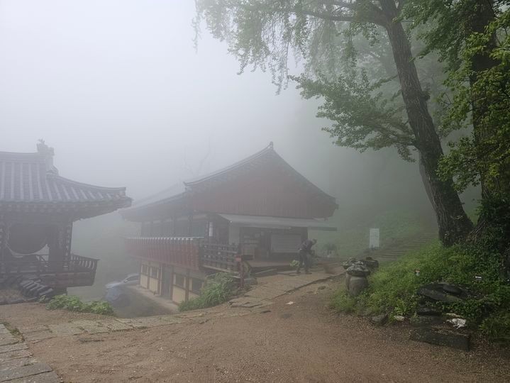 [서산=뉴시스] 김덕진 기자=10일 충남 서산 부석사 금동관세음보살좌상이 모셔져 있는 설법전에 짙은 연무가 끼어 있다.2025.05.10.*재판매 및 DB 금지
