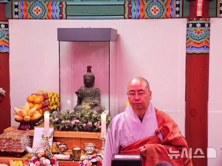 [서산=뉴시스] 김덕진 기자=충남 서산 부석사 원우 주지스님이 10일 부석사 설법전에서 금동관세음보살좌상 일본 반환 관련 언론 인터뷰를 하고 있다.2025.05.10.