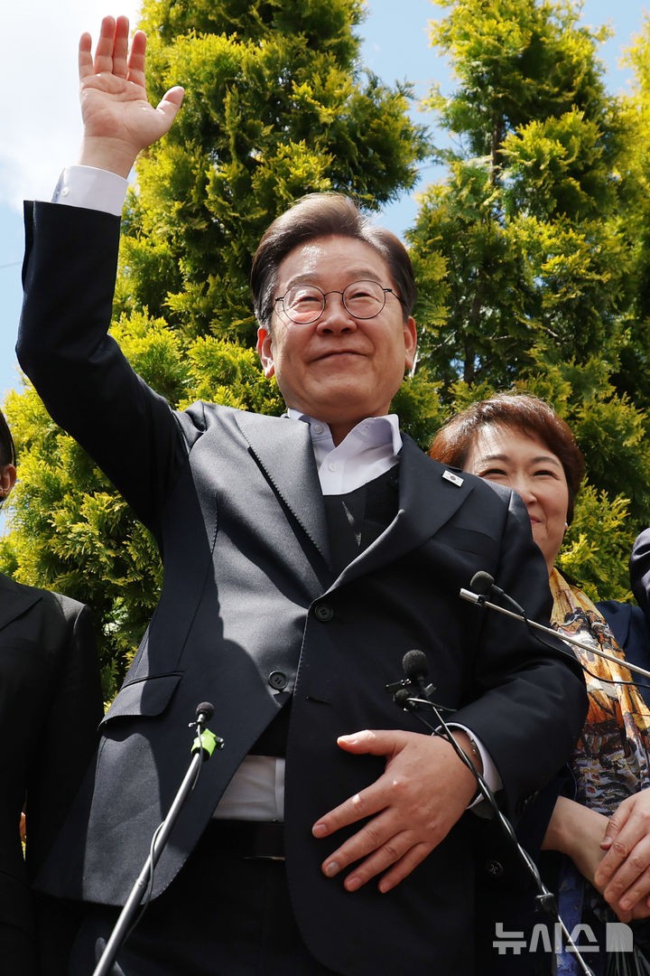 이재명, <b>국힘 대선후보 교체</b>에 "웃음 나온다…내란당의 내란후보 옹립"