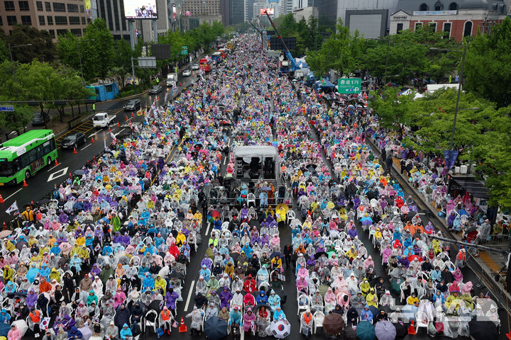 [서울=뉴시스] 김명년 기자 = 10일 오후 서울 종로구 세종대로에서 자유통일당 주최 국민저항권 광화문 국민대회가 열리고 있다.2025.05.10.