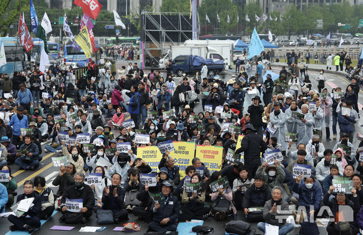 [서울=뉴시스] 김명년 기자 = 10일 오후 서울 종로구 경복궁 동십자각 인근에서 '전봉준투쟁단 내란농정 청산 농업대개혁 범시민대회'가 열리고 있다.2025.05.10.