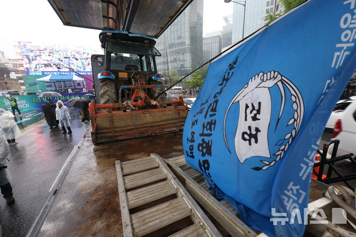 [서울=뉴시스] 김명년 기자 = 10일 오후 서울 종로구 경복궁 동십자각 인근에서 열린 내란청산·사회대개혁 비상행동 주최 사법부 정치개입 규탄 집회에서 전국농민회총연맹의 트랙터가 도착해 있다.2025.05.10.