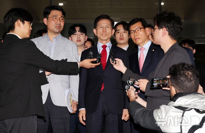 [서울=뉴시스] 조성봉 기자 = 국민의힘으로부터 대통령선거 후보 자격이 취소된 김문수 후보가 10일 오후 서울 양천구 남부지방법원에서 후보 선출취소 효력정지 가처분 심문기일에 출석을 마치고 입장발표를 하고 있다.20