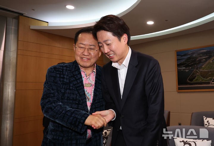 <b>홍준표</b> "이번 <b>대선</b>은 <b>이재명</b> 대 <b>이준석</b>"…<b>이준석</b> "홍이 꿨던 꿈 계승할...