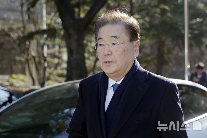 [서울=뉴시스] 정의용 전 국가안보실장이 지난 2월 19일 서울 서초구 서울중앙지방법원에서 열린 탈북 어민 강제북송 사건에 대해 징역형 선고 유예 선고를 받은 뒤 법원을 나서고 있다.(사진=뉴시스DB).photo