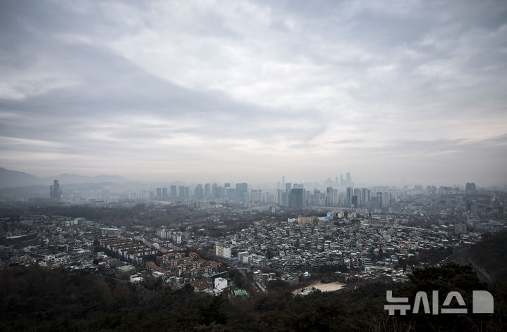[서울=뉴시스] 정병혁 기자 = 흐린 날씨를 보인 지난 3월2일 서울 남산에서 바라본 도심에 안개가 잔뜩 끼어있다.2025.03.02.