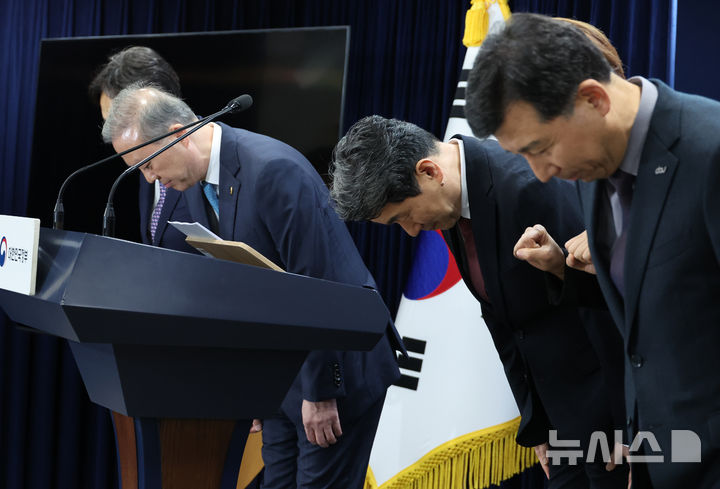 [서울=뉴시스] 김명원 기자 = 이주호 사회부총리 겸 교육부 장관이 지난달 17일 서울 종로구 정부서울청사에서 열린 2026학년도 의대 모집인원 조정 방향 관련 브리핑에 앞서 인사하는 모습.2025.04.17.k