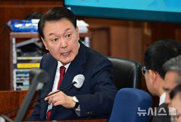 [서울=뉴시스] 사진공동취재단 = 12·3 비상계엄을 선포해 내란 우두머리 혐의로 재판에 넘겨진 윤석열 전 대통령이 지난달 21일 오전 서울 서초구 서울중앙지법 417호 법정에 앉아 변호인단과 대화를 하고 있다.2